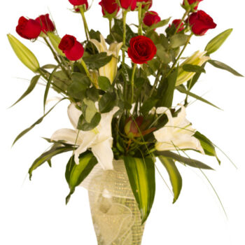 Florero de rosas con lilis y malla