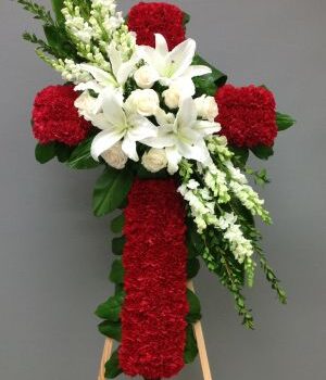 Cruz de claveles, rosas y lilis