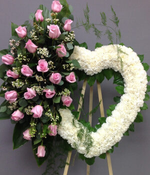 Corona de aro en forma de corazón con copete de rosas
