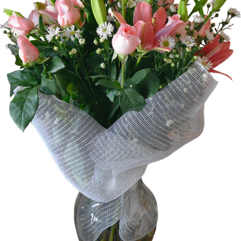 Florero de rosas rosas en malla