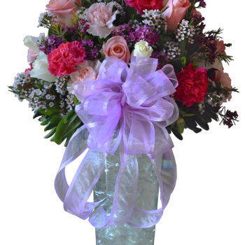 Florero de rosas y claveles