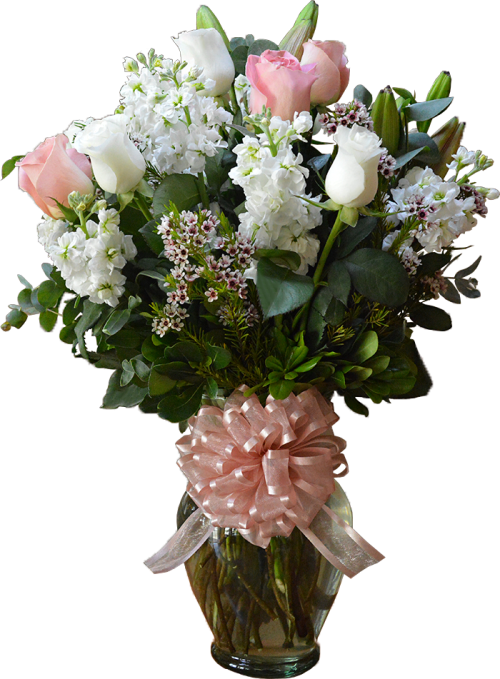 Florero de rosas rosas y blancas
